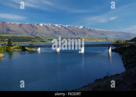 Point de Deadman's Bridge, Lake Dunstan, et Pisa Range, Cromwell, Central Otago, île du Sud, Nouvelle-Zélande Banque D'Images