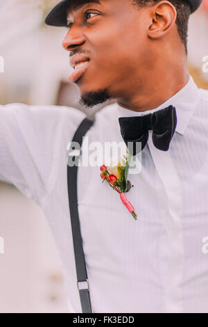 Groom noir imposant retient son chapeau. À la boutonnière Vintage Banque D'Images