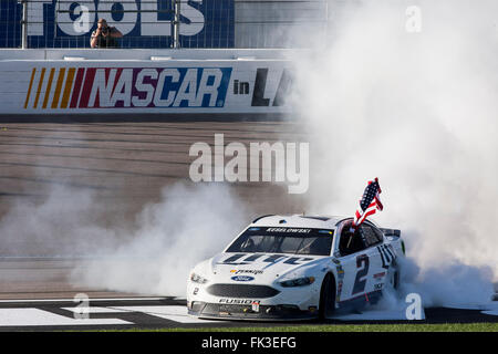 Las Vegas, NV, USA. Mar 6, 2016. Las Vegas, NV - Mar 06, 2016 : Brad Keselowski (2) gagne le Kobalt 400 au Las Vegas Motor Speedway à Las Vegas, NV. Credit : csm/Alamy Live News Banque D'Images