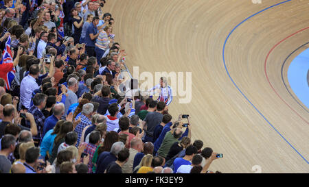 Londres, Royaume-Uni, le 6 mars 2016. 2016 UCI Cyclisme sur Piste Championnats du monde. Grande-bretagne Laura Kenny (Laura Trott) célèbre après avoir remporté l'Omnium de la femme. Elle trouve sa mère et les embrassades, Glenda Trott, dans la foule. Credit : Clive Jones/Alamy Live News Banque D'Images