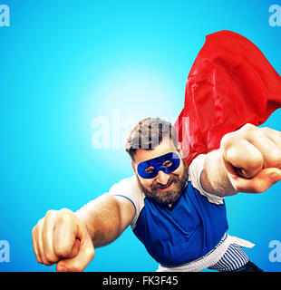 Brave héros volant au-dessus de la ville Banque D'Images