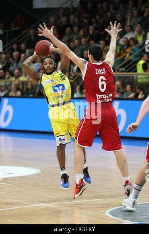 Hagen, Allemagne. 06 Mar, 2016. Nikolaos Zisis # 6 de Brose Baskets en action pendant la Hagen et Allemagne Brose Basket-ball match où Hagen a gagné avec score 87-66. © Maik Boenisch/Pacific Press/Alamy Live News Banque D'Images