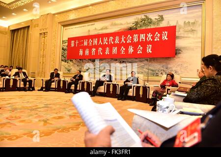 Beijing, Chine. 7 mars, 2016. Une réunion plénière des députés de la province de Hainan de la quatrième session de la 12e Congrès national du peuple est tenue à Beijing, capitale de Chine, le 7 mars 2016. © Liu Junxi/Xinhua/Alamy Live News Banque D'Images