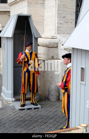 Deux soldats de la Garde suisse au garde à vous tout en gardant une porte à la basilique Saint-Pierre au Vatican. Banque D'Images