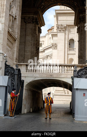 Deux soldats de la Garde Suisse Garde côtière une porte de la Basilique Saint Pierre au Vatican Banque D'Images