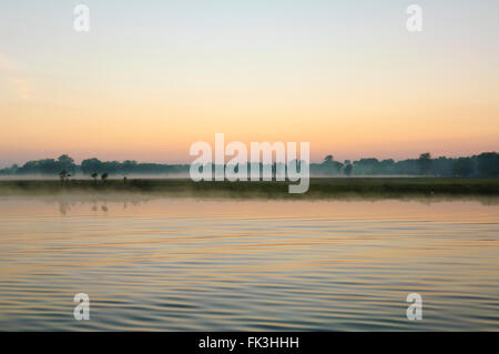 Croisière lever du soleil, l'eau jaune Billabong, Kakadu National Park, Territoire du Nord, NT, Australie Banque D'Images