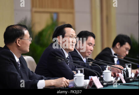 Beijing, Chine. 7 mars, 2016. Le Ministre chinois de l'Agriculture Han Changfu (2L) donne une conférence de presse en marge de la quatrième session de la 12e Congrès National du Peuple à Beijing, capitale de Chine, le 7 mars 2016. © Zhao Yingquan/Xinhua/Alamy Live News Banque D'Images