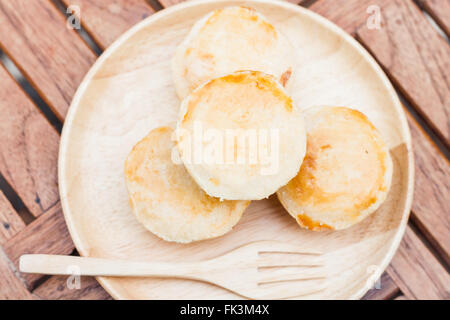 Mini pâtés sur plaque de bois, stock photo Banque D'Images