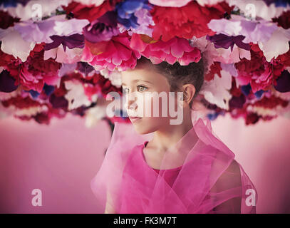 Portrait d'une petite fille avec un bouquet de fleurs Banque D'Images