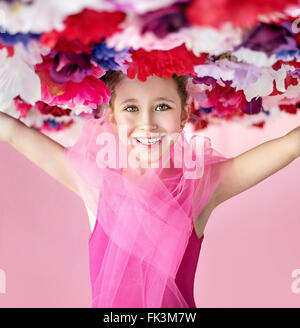 Cheerful girl portant un chapeau de fleurs Banque D'Images