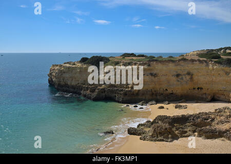 Plage d'Albandeira les falaises en Porches, Algarve, Portugal Banque D'Images