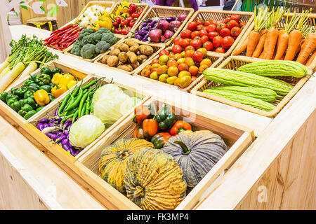 Des légumes biologiques dans un panier sur une étagère Banque D'Images