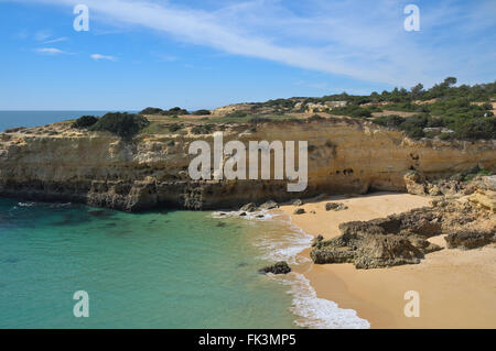 Plage d'Albandeira les falaises en Porches, Algarve, Portugal Banque D'Images