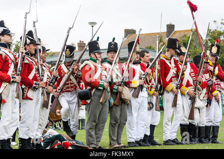 Guerres napoléoniennes les adopter de nouveau, l'histoire vivante. Redcoats anglais, 1er régiment, alignées, debout à la main. Banque D'Images