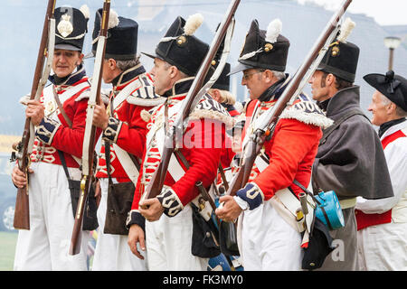 Guerres napoléoniennes les adopter de nouveau, l'histoire vivante. Redcoats anglais, 1er régiment, alignées, debout à la main. Banque D'Images