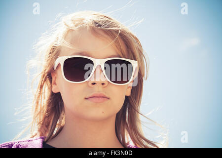 Belle blonde woman in sunglasses, extérieur closeup portrait sur fond de ciel bleu Banque D'Images