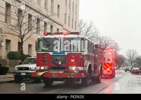 Les camions d'incendie et d'EMS répondre à appeler - Washington, DC USA Banque D'Images