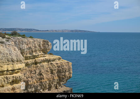 Plage d'Albandeira les falaises en Porches, Algarve, Portugal Banque D'Images