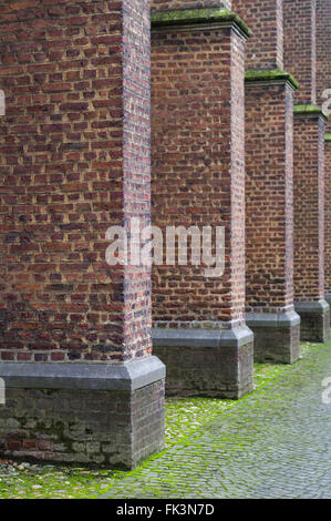 Dans une rangée de colonnes en briques, l'extérieur de l'abbaye vue verticale Banque D'Images
