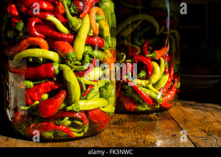 En pot traditionnel jaune, vert, rouge, les piments. L'image en haute résolution. Banque D'Images