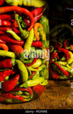 En pot traditionnel jaune, vert, rouge, les piments. L'image en haute résolution. Banque D'Images