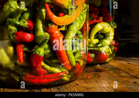 En pot traditionnel jaune, vert, rouge, les piments. L'image en haute résolution. Banque D'Images