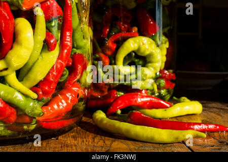 En pot traditionnel jaune, vert, rouge, les piments. L'image en haute résolution. Banque D'Images