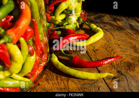 En pot traditionnel jaune, vert, rouge, les piments. L'image en haute résolution. Banque D'Images