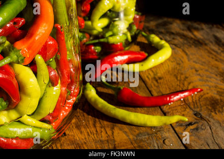 En pot traditionnel jaune, vert, rouge, les piments. L'image en haute résolution. Banque D'Images