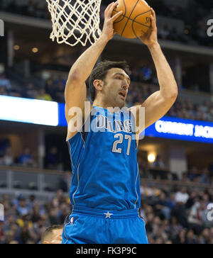 Denver, Colorado, États-Unis. Mar 6, 2016. Mavericks ZAZA PACHULIA s'empare d'un rebond pour son équipe pendant le 1er. La moitié au centre Pepsi dimanche après-midi. Les pépites battre les Mavericks dans OT 116-114. © Hector Acevedo/ZUMA/Alamy Fil Live News Banque D'Images