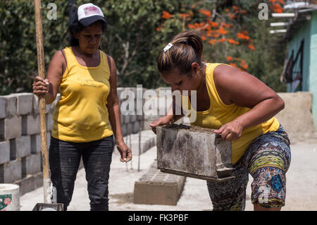 (160307) -- MIRANDA, le 7 mars 2016 (Xinhua) -- Image prise le 4 mars 2016 montre Kheinin Rengifo (R) de 32 ans et Coromoto Rengifo (L) de 50 travailler dans la coopérative "Les femmes sur le ciment' dans le quartier de Petare, capitale de la municipalité de Sucre, l'état de Miranda au Venezuela. La coopérative "Les femmes sur le ciment" a été lancé en 2010 par Coromoto Rengifo, un éducateur à la retraite, et ses deux filles, et Kheilin Kheinin. Ce groupe de huit femmes produit jusqu'à 150 blocs de ciment par jour. La Journée internationale de la femme est célébrée chaque année le 8 mars. Le thème pour 2016 est "Avion Banque D'Images