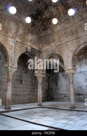 L'une des salles de l'intérieur les bains arabes avec les prises d'air en forme d'étoile dans le plafond, Grenade, Province de Grenade, Andalousie, espagne. Banque D'Images