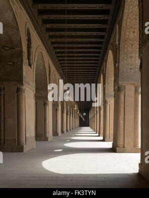 L'un des passages autour de la cour de la mosquée d'Ahmad Ibn Tulun, la plus grande mosquée au Caire, Egypte Banque D'Images