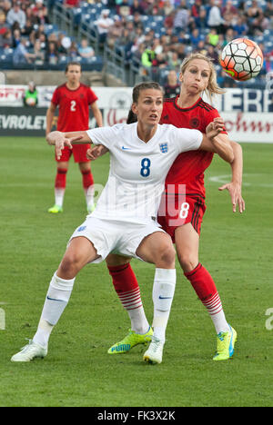 Nashville, USA. 06 Mar, 2016. Kathrin Hendrich d'Allemagne (R) en action contre Jill Scott de l'Angleterre durant la Coupe elle croit au Nissan Stadium à Nashville, USA, 06 mars 2016. L'Allemagne a gagné 2:1. Photo : Rick Musacchio/dpa/Alamy Live News Banque D'Images