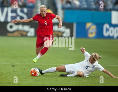 Nashville, USA. 06 Mar, 2016. Mandy Islacker d'Allemagne (L) en action contre Gilly Flaherty d'Angleterre durant la Coupe elle croit au Nissan Stadium à Nashville, USA, 06 mars 2016. L'Allemagne a gagné 2:1. Photo : Rick Musacchio/dpa/Alamy Live News Banque D'Images