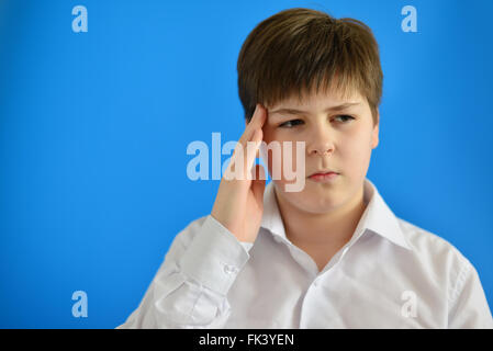 Portrait of teenage boy avec un mal de tête Banque D'Images