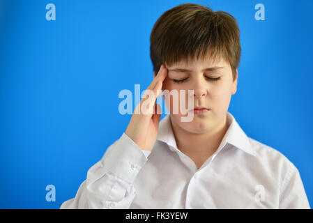 Portrait of teenage boy avec un mal de tête Banque D'Images