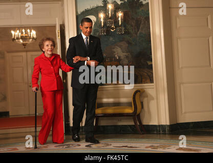 Washington, DC - 2 juin 2009 -- Le président des États-Unis Barack Obama escorts ancienne Première dame Nancy Reagan à la signature de la Loi sur la Commission du centenaire de Ronald Reagan dans la salle de réception diplomatique de la Maison Blanche le mardi 2 juin 2009. Crédit : Dennis Brack/Piscine via CNP - AUCUN FIL SERVICE - Banque D'Images