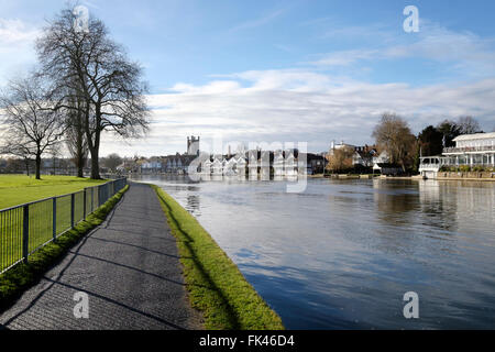 L'hiver sur la Tamise à Henley-on-Thames, Oxfordshire, Angleterre Banque D'Images