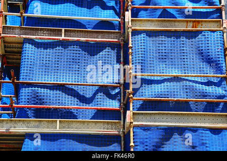 La construction de l'échafaudage avec tissu bleu. Banque D'Images