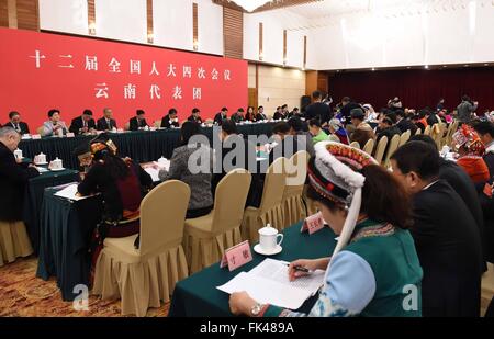 Beijing, Chine. 7 mars, 2016. Une discussion de groupe de députés de la province du Yunnan à la quatrième session de la 12e Congrès national du peuple est tenue à Beijing, capitale de Chine, le 7 mars 2016. © Yang Zongyou/Xinhua/Alamy Live News Banque D'Images