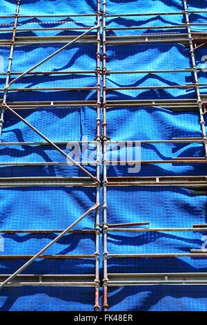 La construction de l'échafaudage avec tissu bleu. Banque D'Images