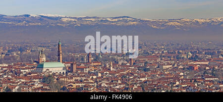 Vicenza, Italie, Panorama de la ville avec la célèbre Basilique palladienne et la haute tour de l'horloge Banque D'Images