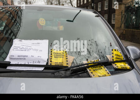 Pénalité de trois billets avis sur un pare-brise de voiture à Londres, Angleterre, RU Banque D'Images