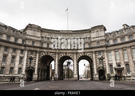 L'Admiralty Arch dans le Mall, conçu par Sir Aston Webb, achevée en 1912, à Londres, Angleterre, RU Banque D'Images