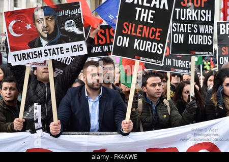 Londres, Royaume-Uni. 06 Mar, 2016. Des milliers d'assister à une démonstration à Trafalgar Square à Londres, le 6 mars 20156 de faire preuve de solidarité pour les Kurdes, y compris la chef du Parti Vert, Natalie Bennett Crédit : Alan West/Alamy Live News Banque D'Images