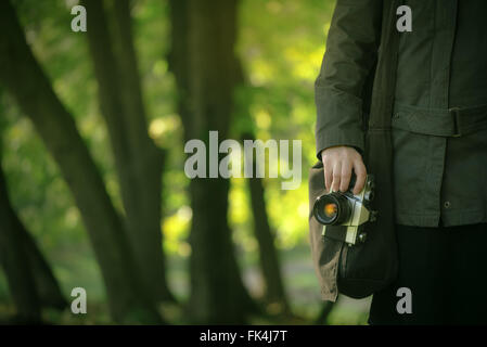 Hipster femme photographe explorer printemps nature paysages et faire de belles photos de paysage saison avec old vintage fi Banque D'Images