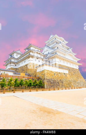 Himeji-jo Château sur son socle de pierre haute et large avant-cour sur un coucher de soleil soir à Himeji, Japon poster 2015 Rénovations comp Banque D'Images