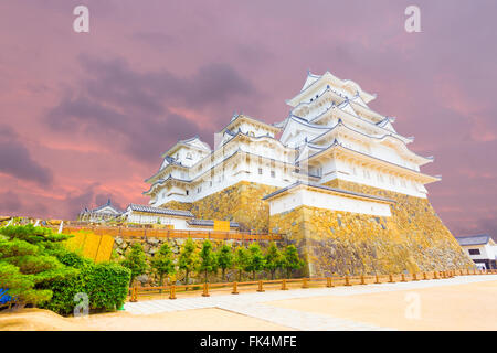 Vaste chantier ci-dessous à la base de Himeji-jo Château sur un coucher de soleil colorés soir à Himeji, Japon après avoir été récemment rénovées début 2015. Banque D'Images