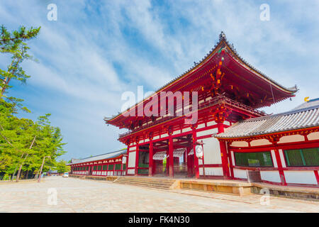 La porte rouge de façade inclinée ro-mon historique entrée de Temple Todai-ji, temple Todaiji, le Daibutsuden logement sur un beau ciel bleu morn Banque D'Images